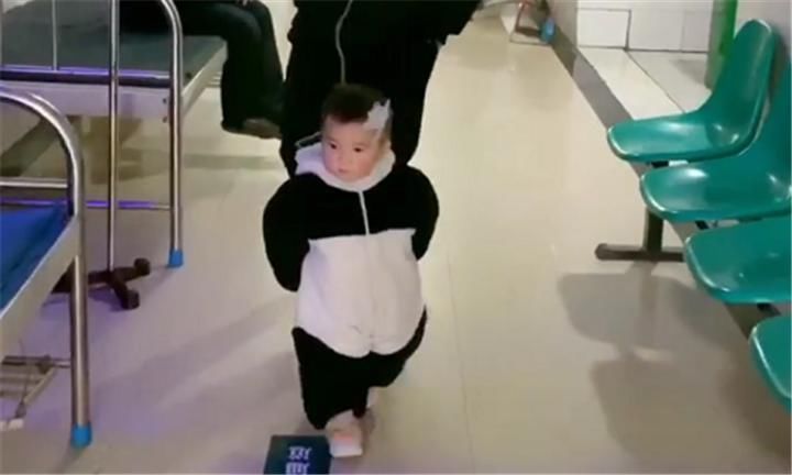 输液|霸气萌娃在医院输液火了,背着手“视察工作”,领导范十足