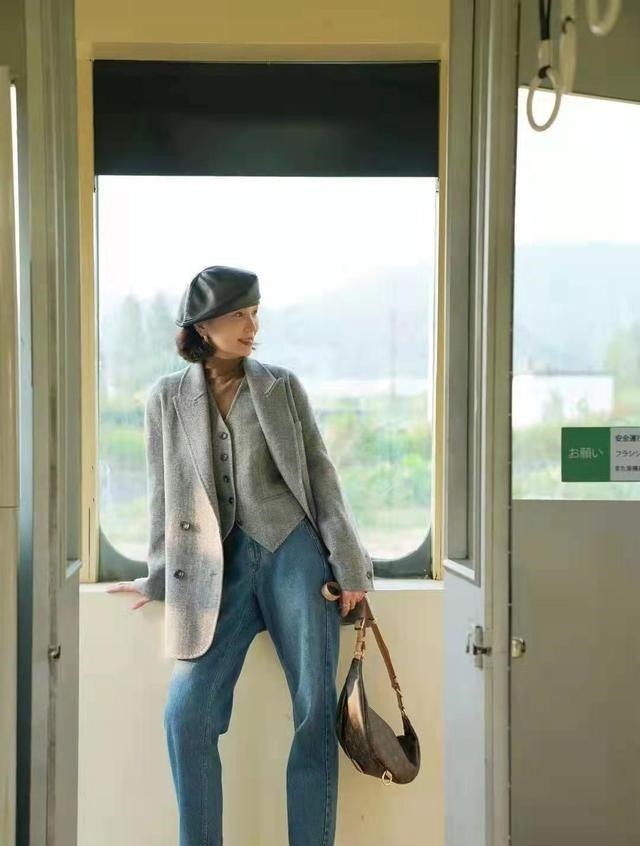 黑白色 秋天靴子已经失宠了,今年流行帆布鞋,时尚减龄!