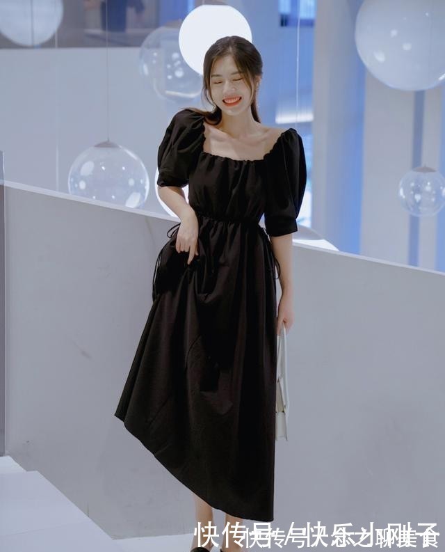 女人味|穿裙子别总配高跟鞋,今夏流行“裙子+低跟鞋”,舒适时髦又气质