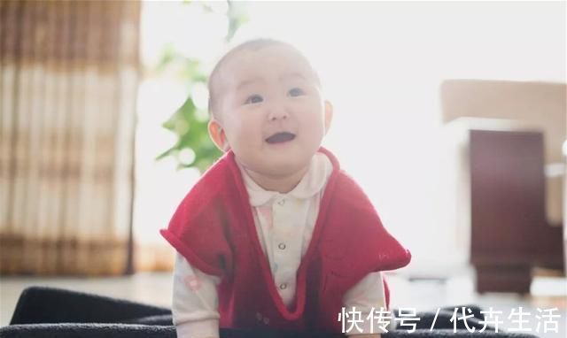 父母|宝宝抬头太早不是好事,父母别当发育快沾沾自喜,可能是异常信号