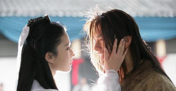 黄衫女子|黄衫女子明明与峨嵋派关系更近,为何帮了丐帮,却对峨嵋派拆台