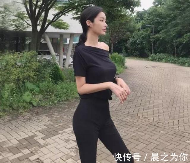 时尚 修身打底裤：时尚靓丽的美女，展现优美的身姿！