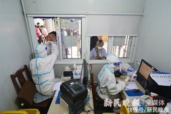 采样|上完一个班头 手酸得抬不起！目击核酸检测点医护人员艰辛