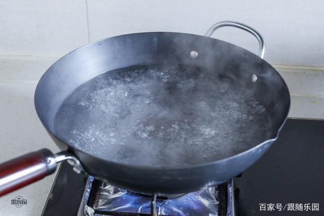 厨具|不锈钢锅里外全是“脏”东西！教你一个好方法，旧锅干净如新！