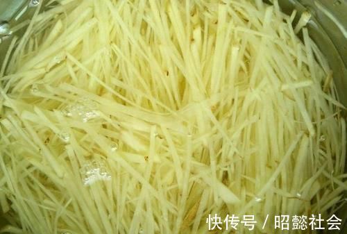 红辣椒|酸辣土豆丝直接下锅炒就错了，炒之前多加一步，土豆丝更爽口