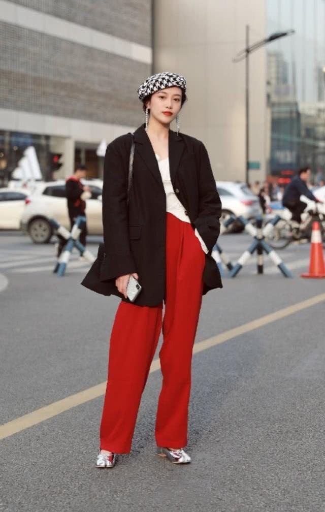 街拍:黑色的连衣裙优雅大气,美女看起来很有气质与内涵