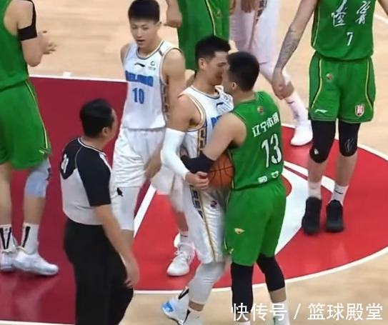 林书豪|郭艾伦撞倒林书豪,谁注意随后举动?立马摸头+道歉,差点亲上了