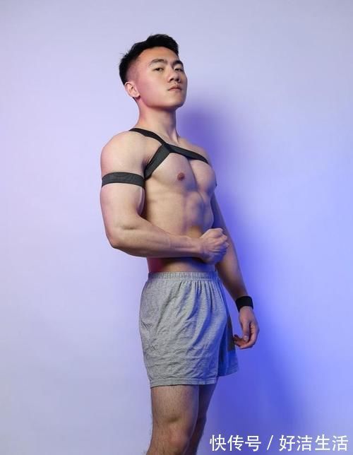 哥哥|型男范十足的健身小哥哥，黑色束身带对于肌肉男来说，有效果吗？