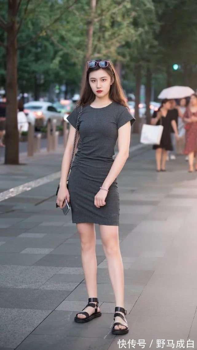 街拍|街拍:气质靓丽的时尚美女,黑色的短装搭配打造十足的休闲范
