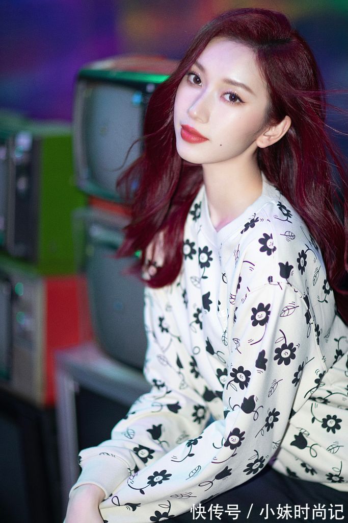 率性|刘令姿印花卫衣玩转经典配色 搭配不规则剪裁半裙率性十足