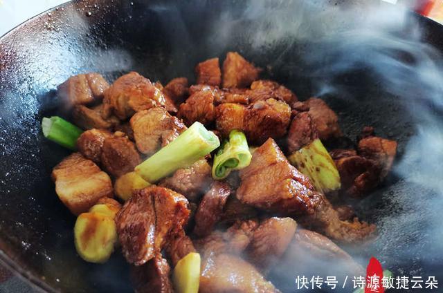 红烧肉|家里烹饪红烧肉时,记得放些干菜一起炖,肉香菜也香