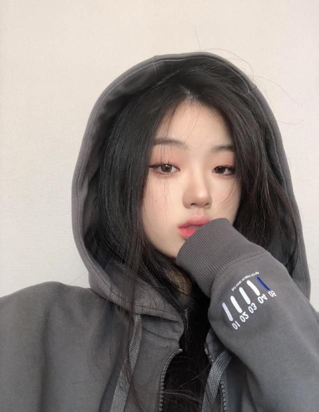 她是《中国好声音》冠军热门人选，18岁单依纯唱哭观众，颜值惊艳