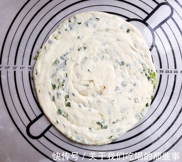 面粉|烙饼时,别只会冷水和面,大厨教你3个技巧,外酥里软层次多,香