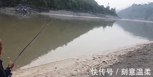 钓获大鱼很激动,冲进泥水抱住大鱼,媳妇应该不会骂吧