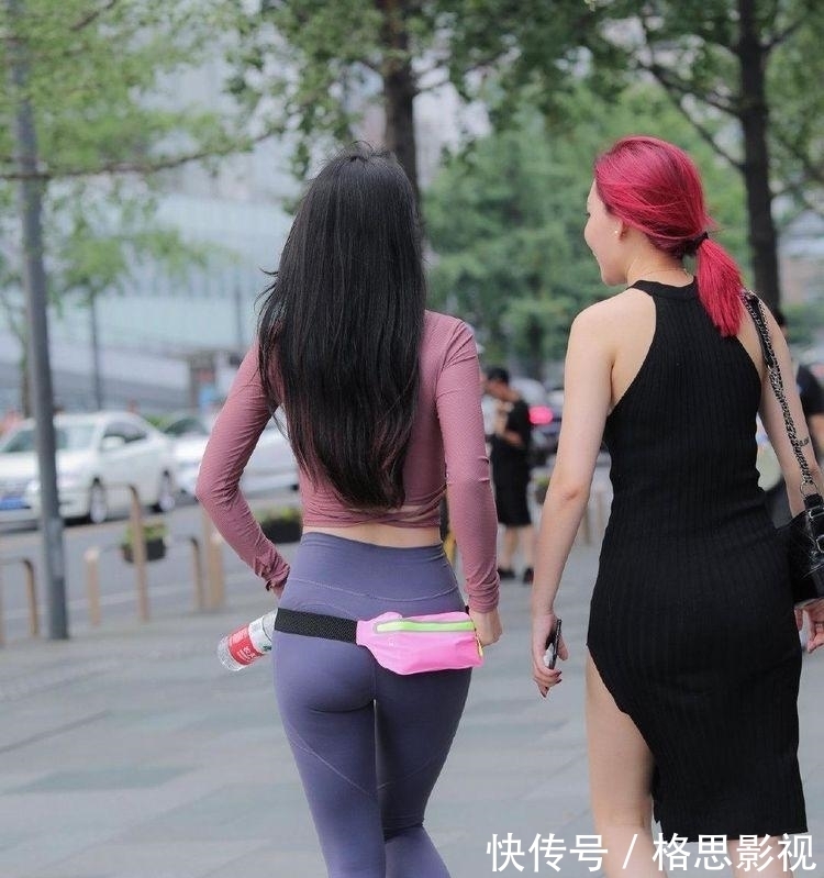 T恤|大V领短T恤搭配小短裙,呈现出不同于吊带服饰的另类美