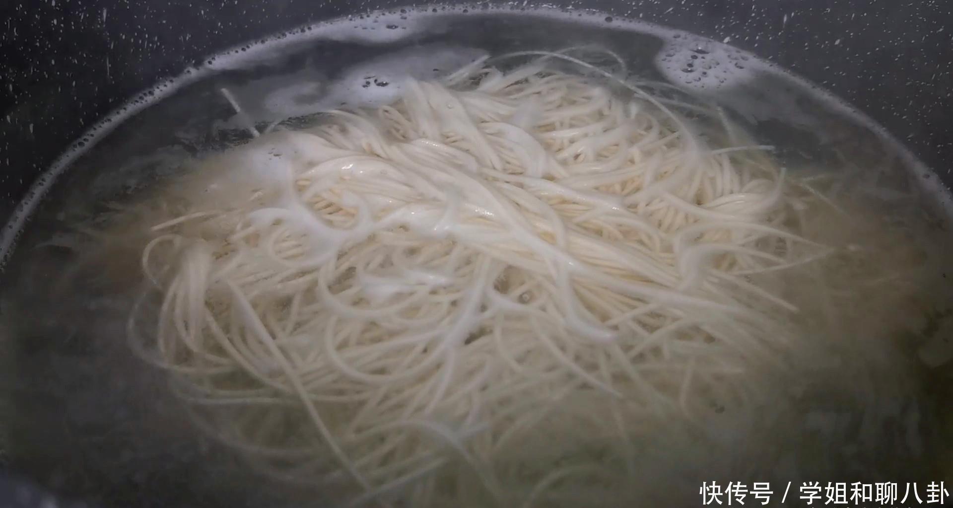 小窍门|煮面条最忌水开下锅,面馆老师傅教你小窍门,2步煮出爽滑又筋道