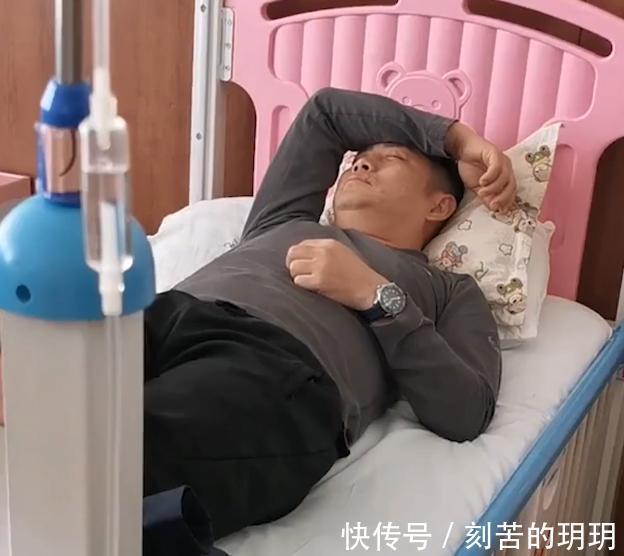 病床|山东一爸爸在病床上呼呼大睡,儿子在旁边输液一脸懵你老婆来了
