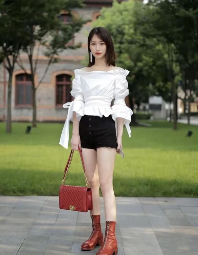 被“红色穿搭”惊艳到了，高级洋气又显白，成熟女人的最爱