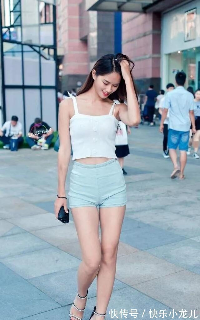 T恤 白色T恤搭配牛仔热裤,真的是青春感十足,清爽又靓丽