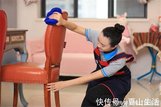 父母|宝宝3岁至今不会走路，妈妈带去医院问诊，医生小声提醒：快报警