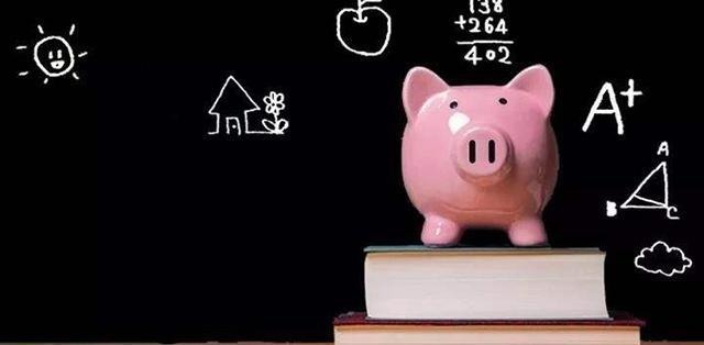 萌娃|2岁萌娃高空抛万元现金,家长只找回3000,网友笑称视金钱如粪土