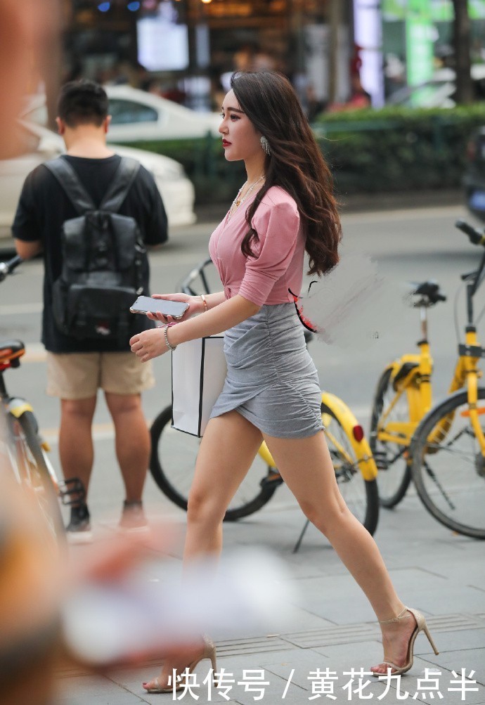 着急赴约的姐姐,用“床单”裹成裙子出门,尽显气质和身材