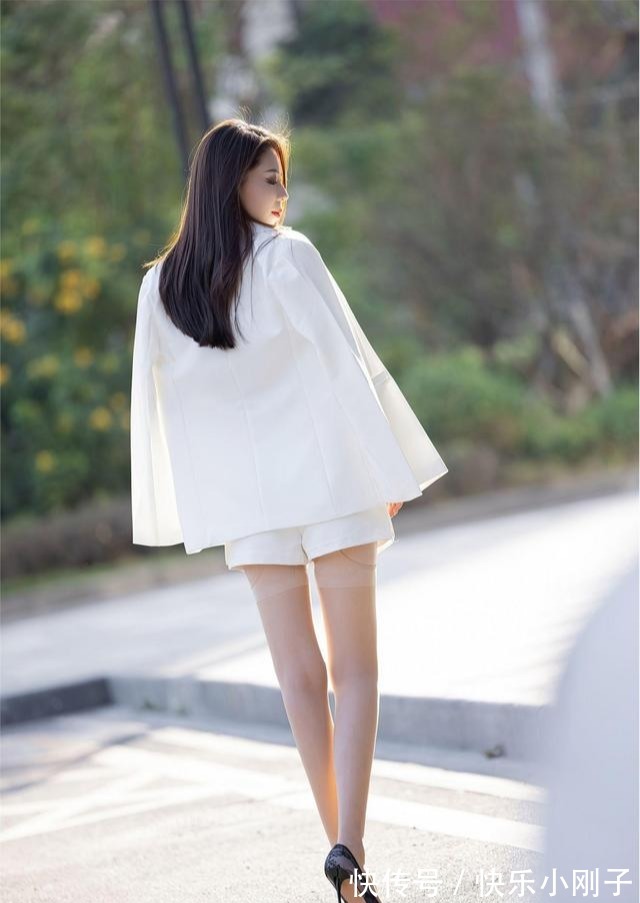 白色西装|美女白色西装搭配深色小吊带，清爽干练，丝袜凸显腿长