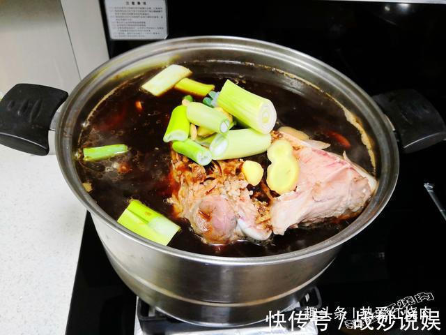 耳朵眼|一百多买个大猪头,卤好了全家都爱吃,肉香皮弹卷饼吃一点也不腻