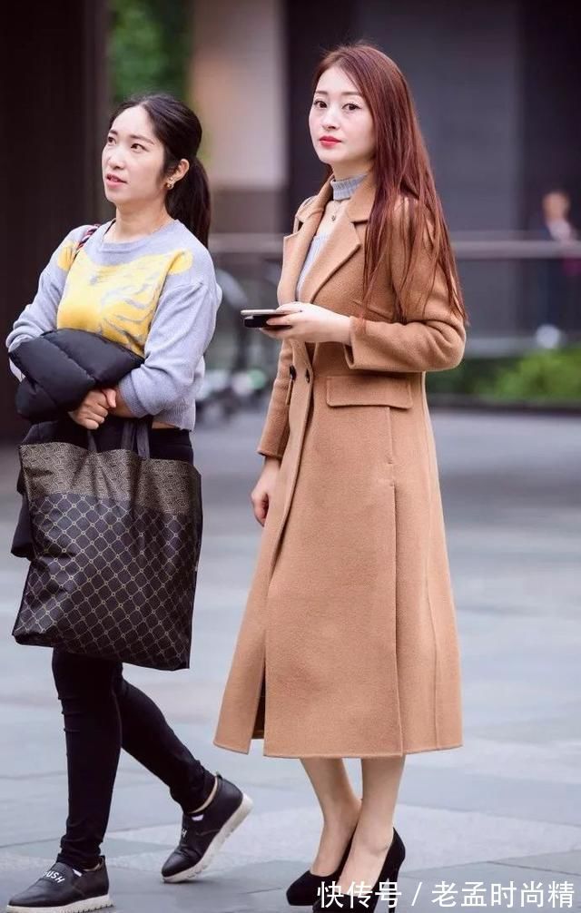 羽绒服|街拍美女:小姐姐逛街成焦点,举手投足显高级感,不可拒绝的魅力