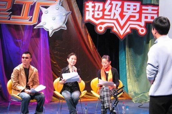 何洁|4个孩子两个爹,哭诉养不起的何洁,前夫才是真悲哀