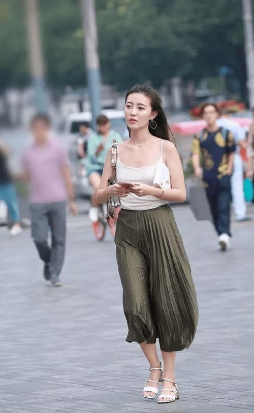 街拍|街拍时尚组图：女性搭配时尚高跟鞋，让自己身上散发出迷人的气息