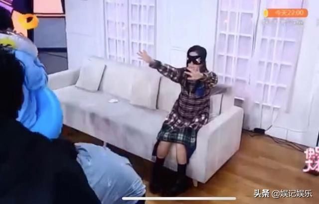 真怀了?谢娜玩游戏全程坐着,特殊待遇很明显,嘉宾也不敢靠近