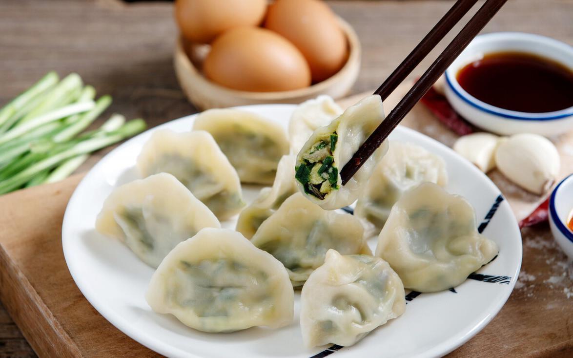 鲜香|春天的韭菜最鲜香，包饺子时不能直接拌馅，多做1步，翠绿不出水