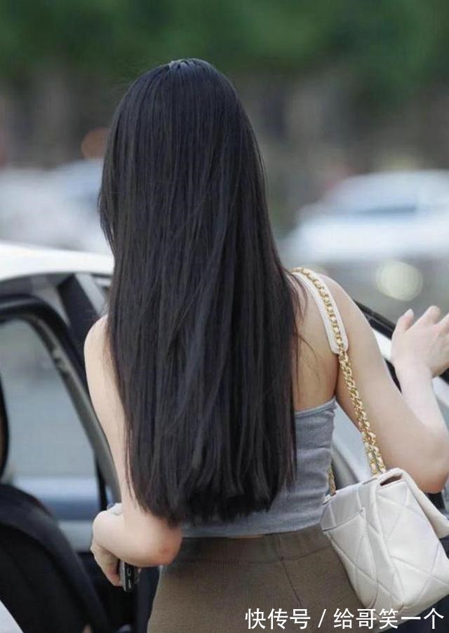 小姐姐 针织短裤的小姐姐看起来十分吸睛,给人一种优雅的时尚美感!