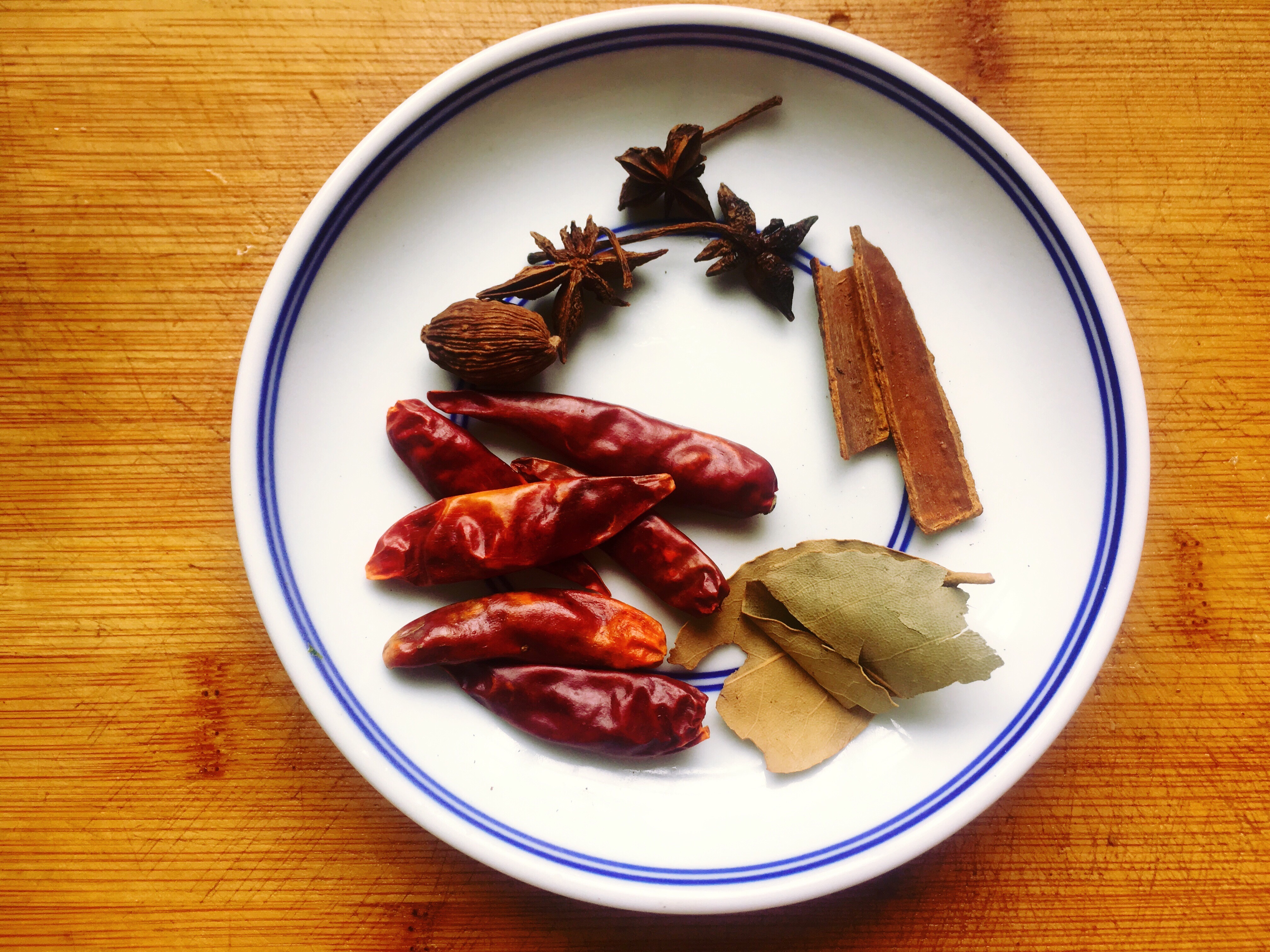 五花肉往锅里面一扔,色泽红润肥而不腻,吃起来真过瘾