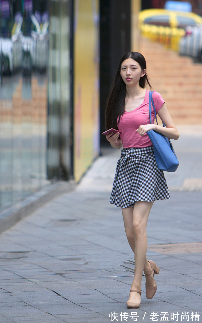 街拍|重庆街拍,百搭单品的T恤,舒服又随意,怎么搭配都好看!