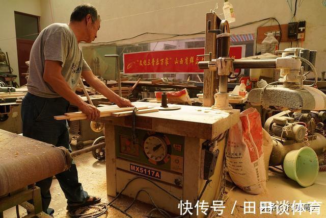 许大哥$农民大哥研发出鲁班凳,能坐能枕能玩1个卖2000元,是个啥样