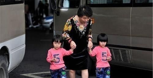 双胞胎|60岁冒险生下双胞胎的失独老人,10年后现状如何?惹人唏嘘