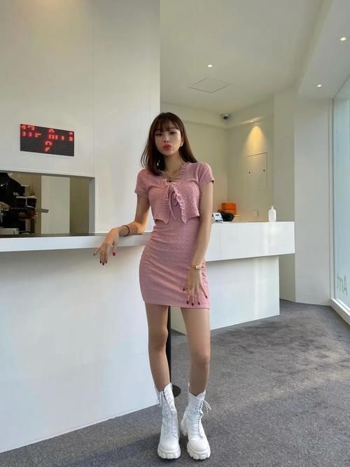 搭配|别再单穿吊带裙了，不妨搭配一件短款开衫，轻松美到没朋友