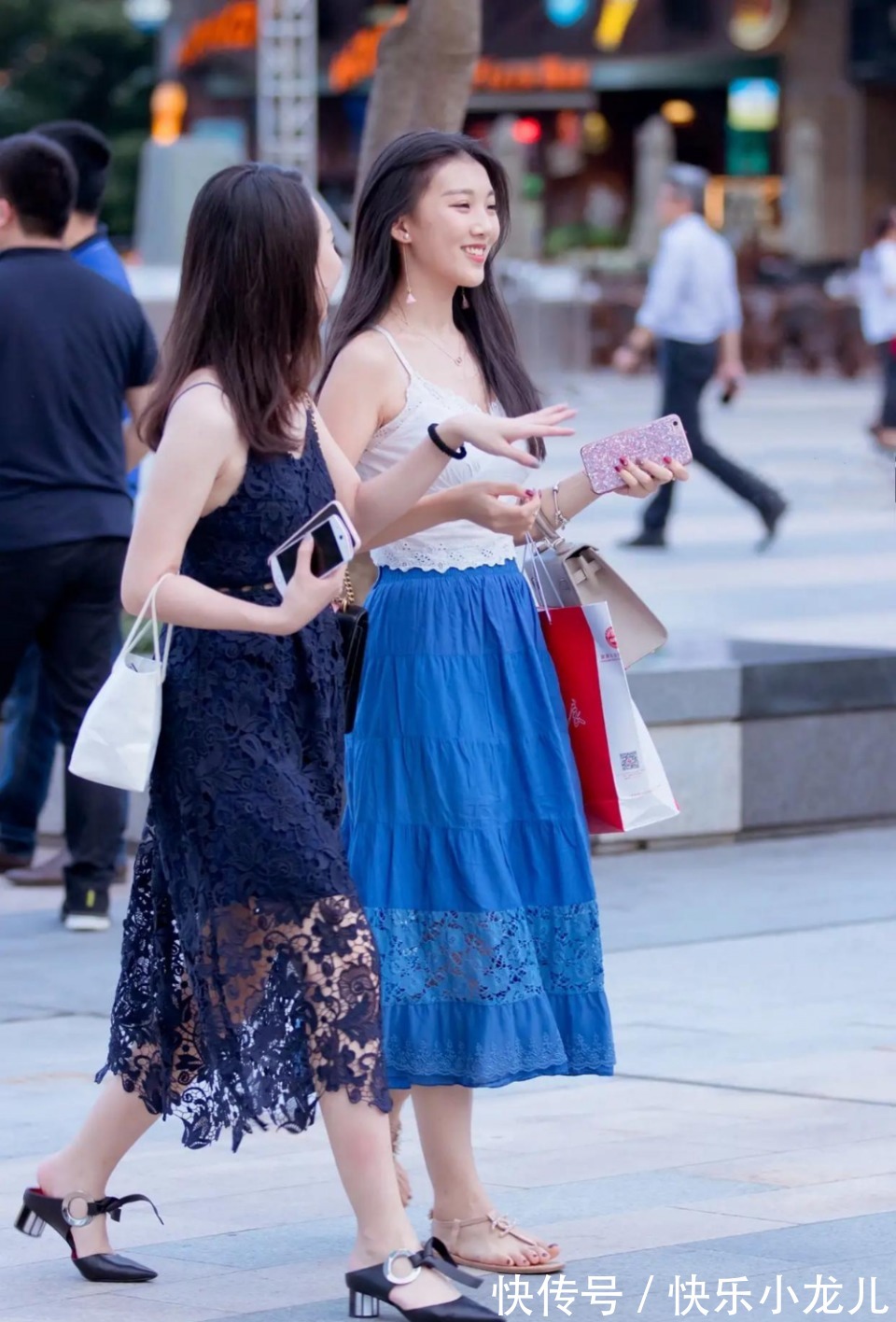 吊带衫 白色的绣花吊带衫配蓝色的半身裙，清新美丽又大方