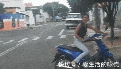 |搞笑GIF:姑娘你的头好重啊,吓着汪星人了,还能不能让它好好睡觉了