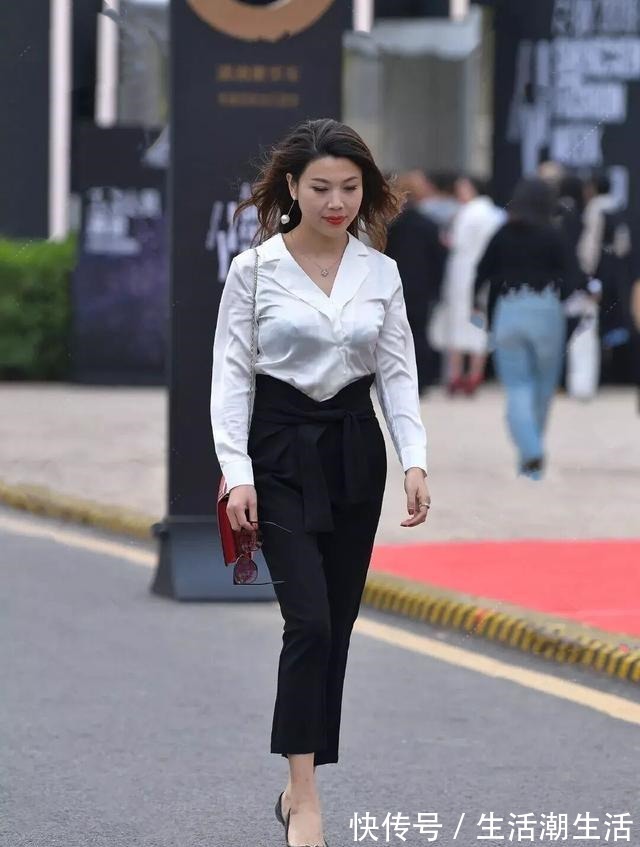 高跟鞋 微胖女性的穿搭,还是要以“高腰裤”为主,才不会让你“栽跟头”!