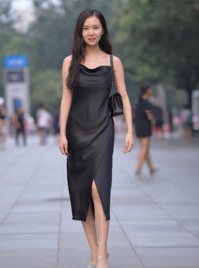 搭配|气质端庄大方的时尚美女，搭配简洁的牛仔裤，美丽大方很显气质