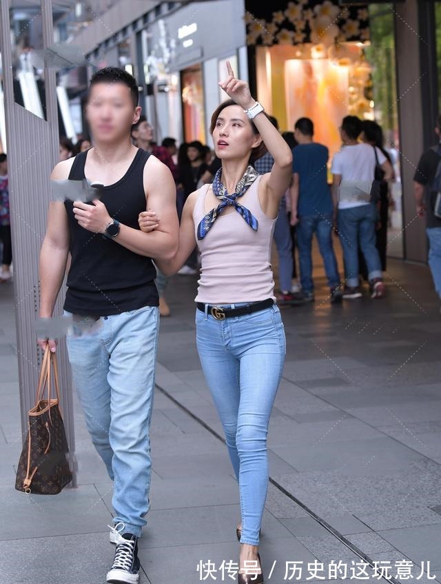 着装 浅粉色背心搭配牛仔裤,散发一股小清新的感觉,迷人且美丽!