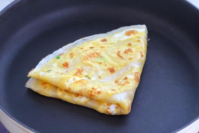 开学后孩子早餐别发愁，两分钟烙一张的营养鸡蛋饼，双手无需沾面