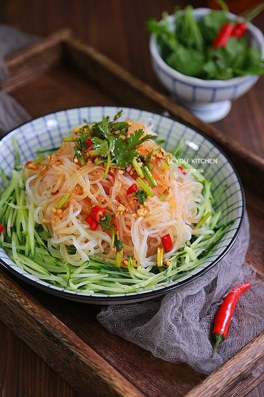 魔芋丝|凉拌黄瓜魔芋丝，吃的饱热量很低，年前减肥常吃，腰围越来越细