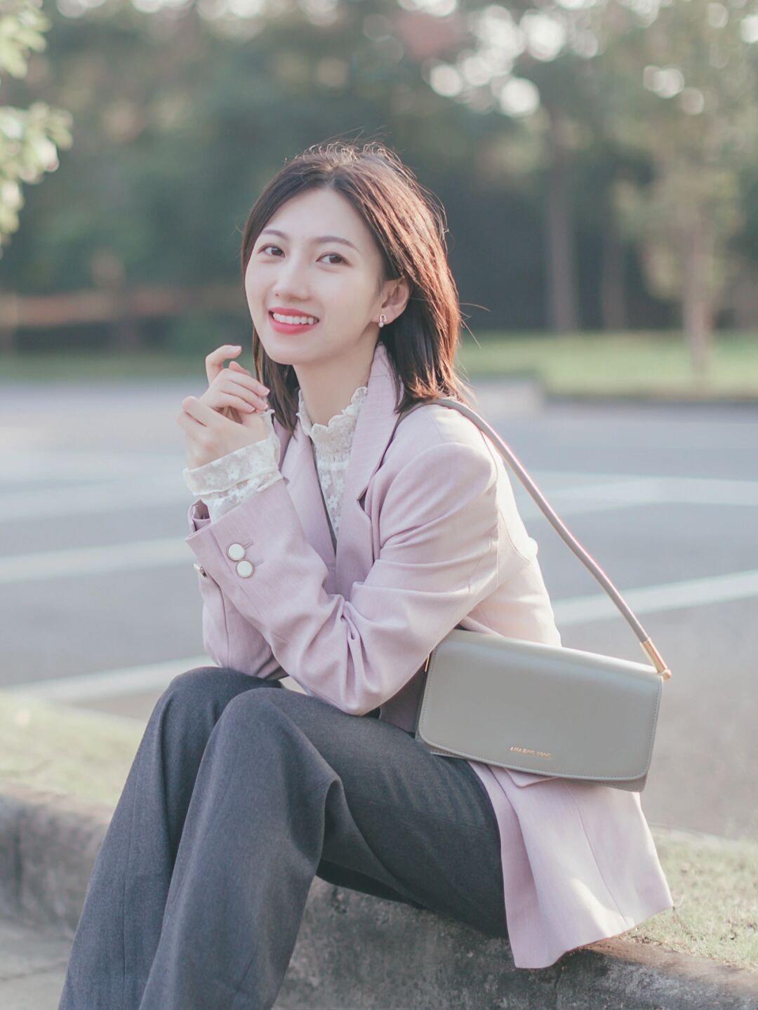 搭配|秋季通勤风怎么穿?白色长款大衣+牛仔裤,清新又时尚!