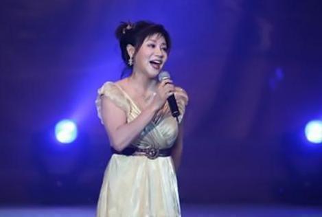 丧夫 出身军人家庭,打败毛阿敏韦唯,三登春晚成名,却遭遇丧夫之痛