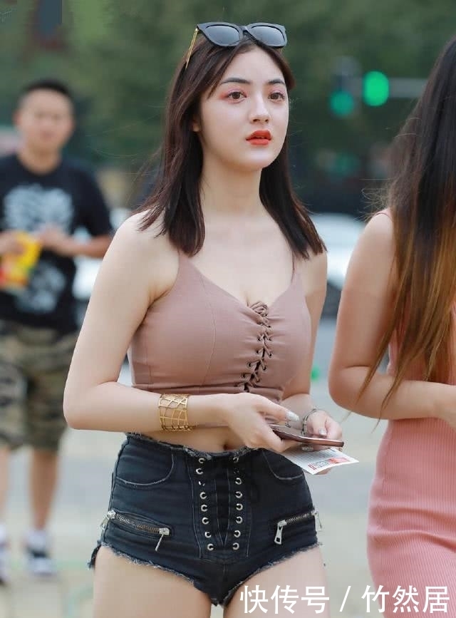 街拍:简单而又性感的吊带背心搭配牛仔短裤,很有干净少女的气质
