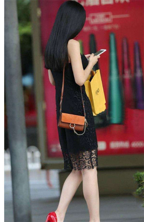 街拍：逛街中的牛仔热裤美女，颜值好的没话说